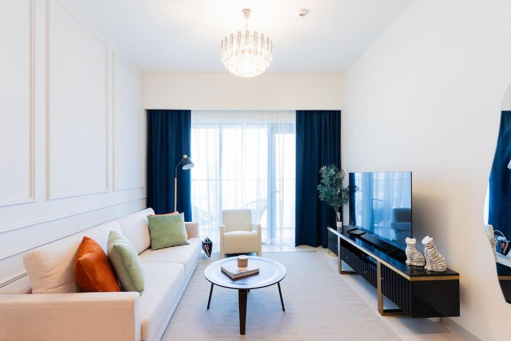 Stylish 1 Bedroom L Next To Mall L Great Amenities Apartment *